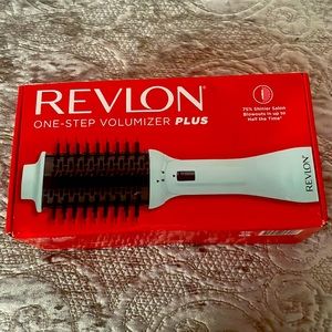 New in box volumizer brush